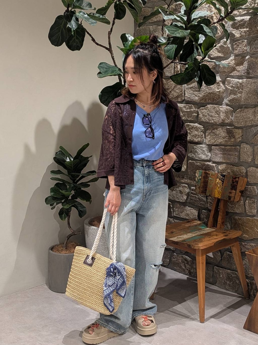 ベージュ系のサンダル、ブルー系のデニムパンツ、ベージュ系のトートバッグを着用したレディースの春コーディネートの1枚目の写真