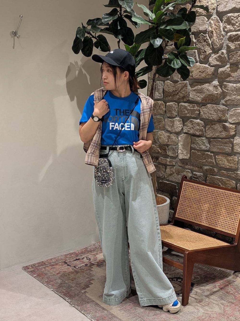 「サンダル、ベルト、低身長、差し色コーデ、個性派、Tシャツ、ベイフローのデニム _BAYFLOW、BAYFLOWJEANS_BAYFLOW、BAYFLOW、チェック、シャツ、カジュアル、ラフ、シンプルコーデ、キャップ」｜「BAYFLOWの[スマホ・カード収納可♪]多機能スパンコールミニショルダー（ショルダーバッグ、グレー系）」を使った、sunabfさん（レディース・148cm）の春コーディネートの1枚目の写真