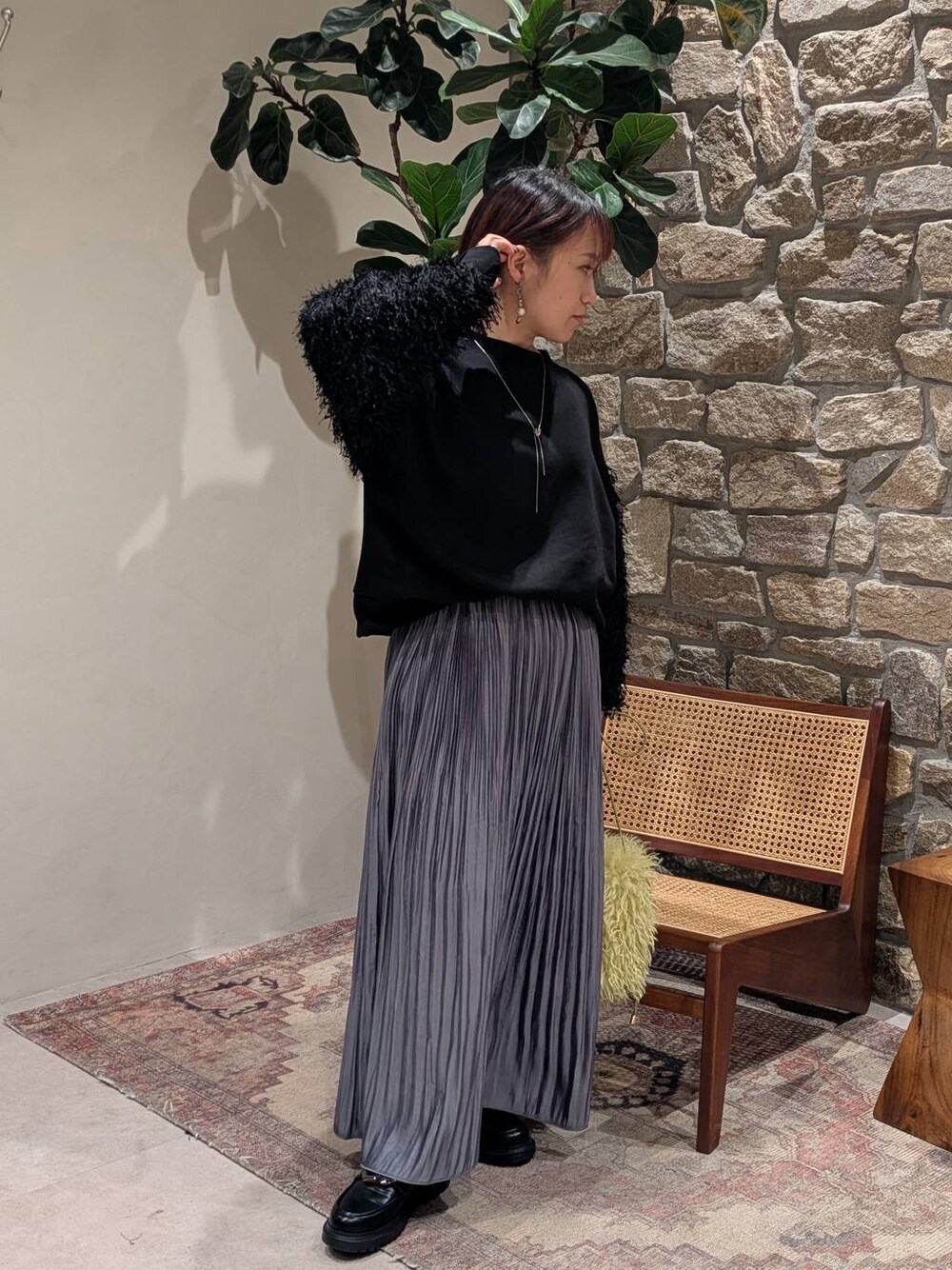 その他のローファー、ブルー系のスカート、ブラック系のスウェットを着用したレディースの冬コーディネートの1枚目の写真