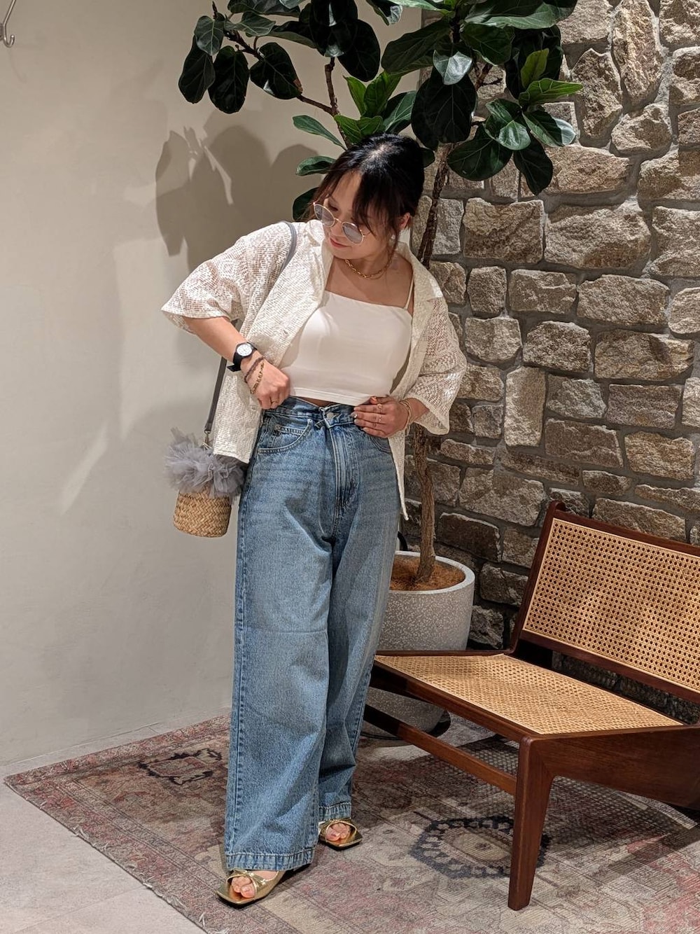 「低身長、差し色コーデ、個性派、サンダル、サングラス、シャツ、デニムパンツ、ベイフローのデニム _BAYFLOW、BAYFLOWJEANS_BAYFLOW、BAYFLOW、サーフ、カジュアル、ラフ、海、おでかけ」｜「bijorieの【bijorie】ベストボディブラカップ付きベアトップ（ショート）／NEW BASIC（インナーウェア/肌着、ホワイト系）」を使った、sunabfさん（レディース・148cm）の春コーディネートの1枚目の写真