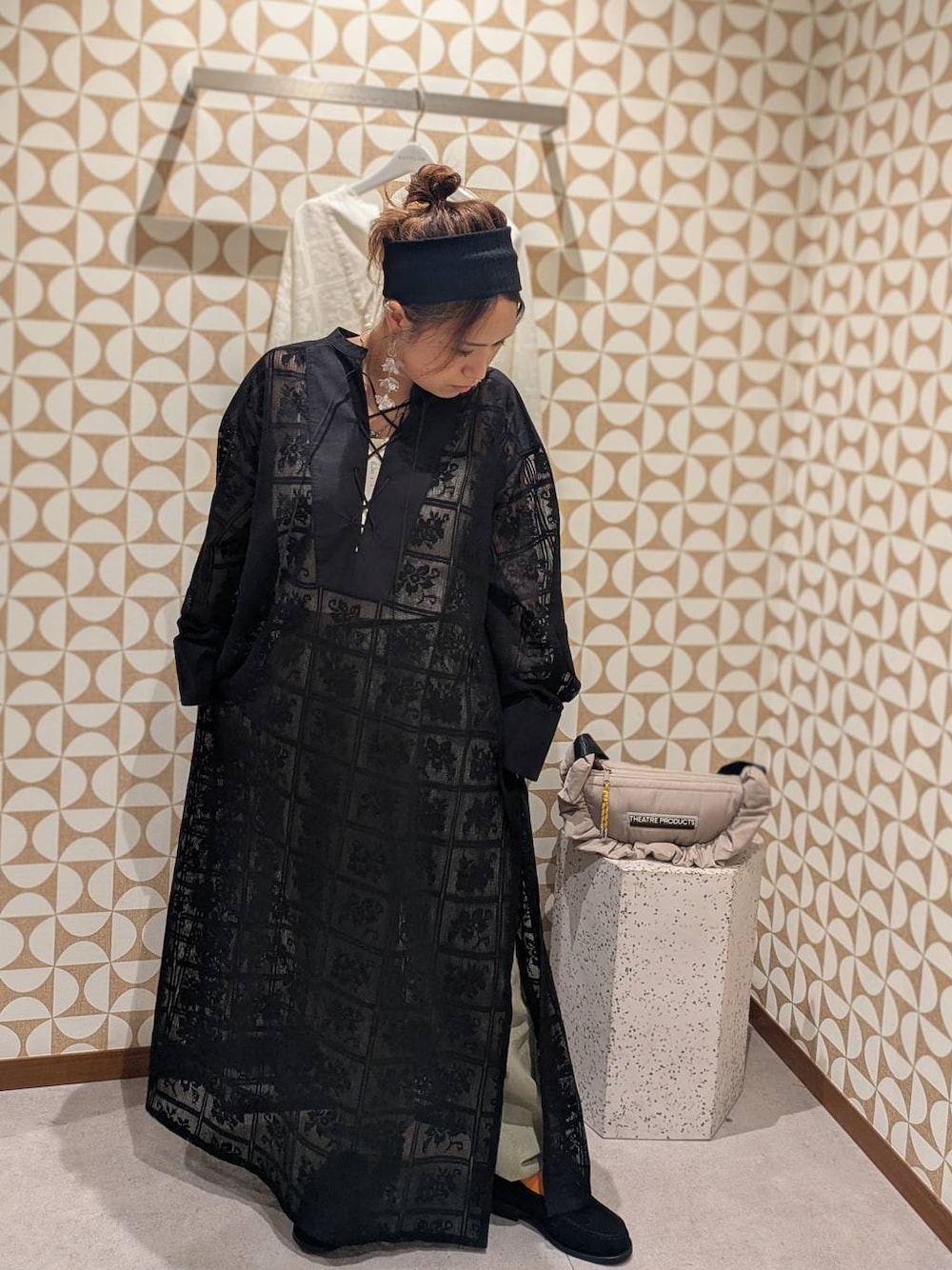 その他のローファー、ホワイト系のワンピース、イエロー系のデニムパンツを着用したレディースの夏コーディネートの1枚目の写真