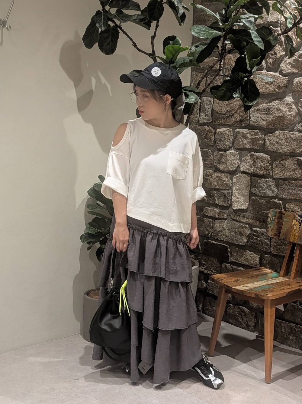 グレー系のワンピース、ブラック系のショルダーバッグ、ブラック系のスニーカーを着用したレディースの夏コーディネートの1枚目の写真