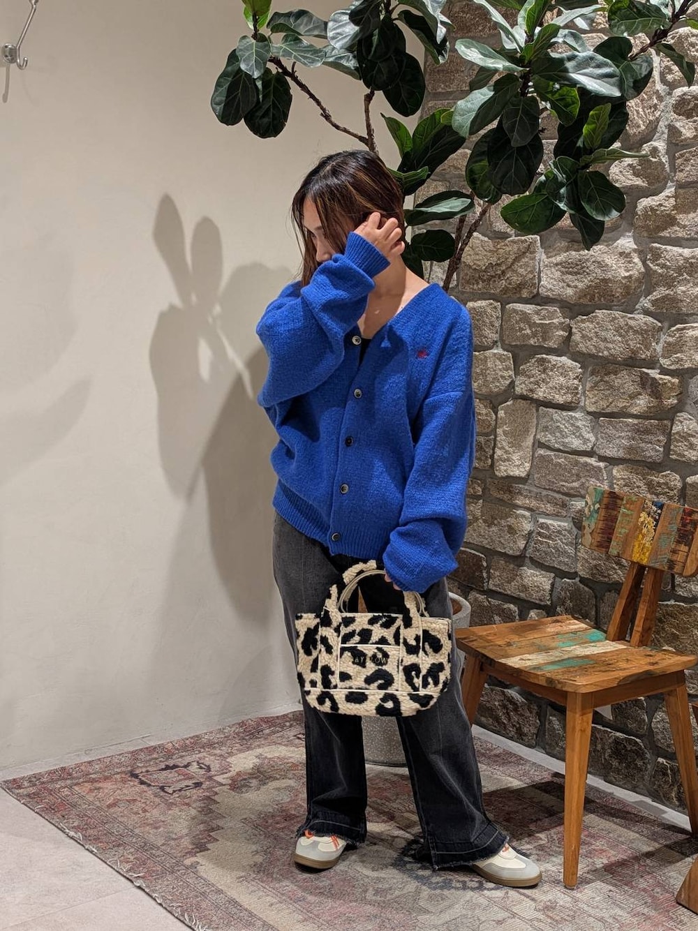 ホワイト系のスニーカー、ベージュ系のトートバッグを着用したレディースの秋コーディネートの1枚目の写真