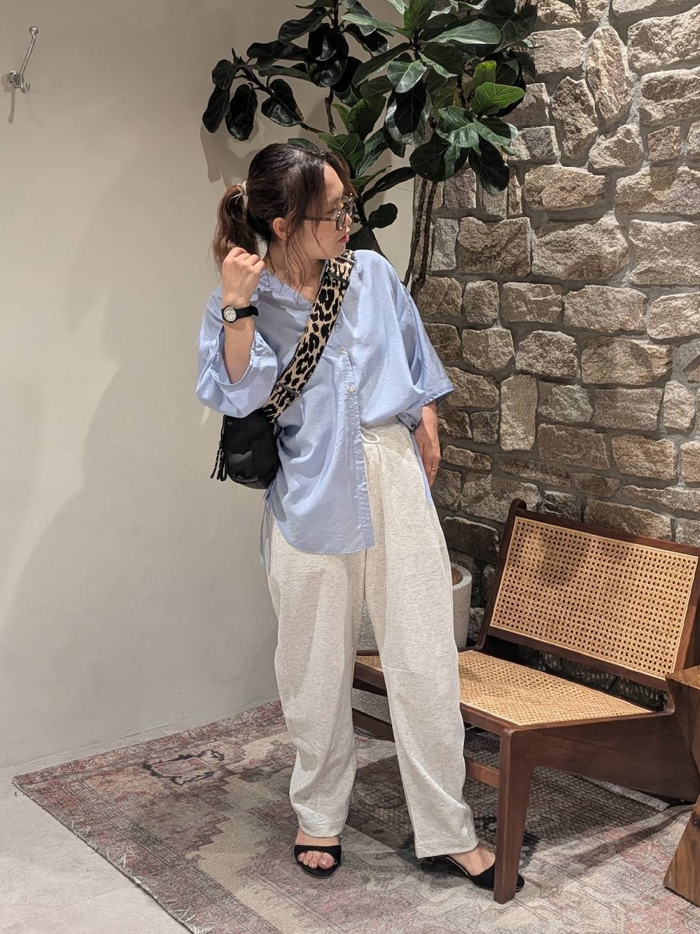 「低身長、差し色コーデ、個性派、大人カジュアル、ヘルシー、リラックス、ラフ、きれいめカジュアル、休日コーデ、おでかけ、シャツ、サンダル、着痩せ・細見え、体型カバー、ママコーデ」｜「BAYFLOWの[片手で簡単着脱可♪]スエードアンクルストラップサンダル（サンダル、ブラック系）」を使った、sunabfさん（レディース・148cm）の春コーディネートの1枚目の写真