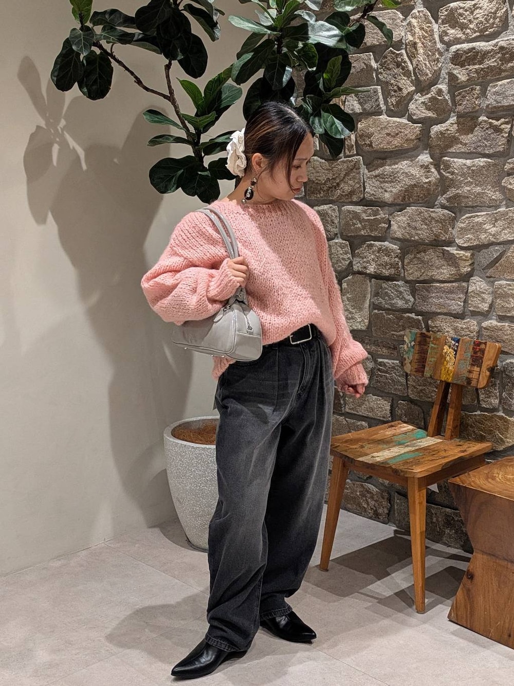 ブラック系のブーツ、ブラック系のデニムパンツ、ブラック系のベルトを着用したレディースの冬コーディネートの1枚目の写真