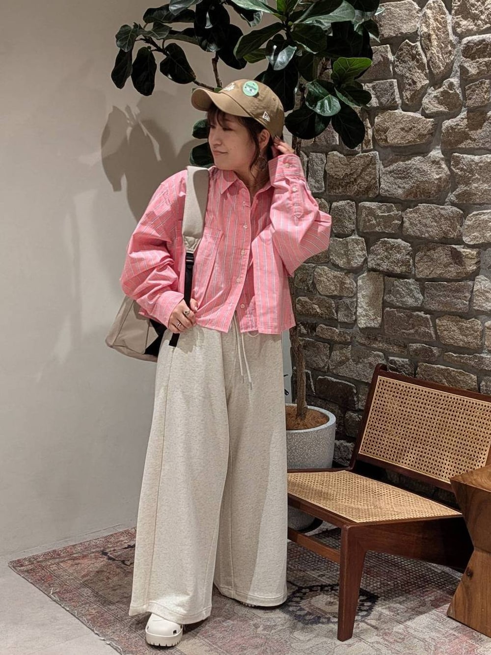 「スポーティ、ラフ、BAYFLOW、ワイドパンツ、シャツ、キャップ、春コーデ、春色、ヘルシー、カジュアル、春服みてみて、スウェット、スウェットパンツ、おでかけ、リュック・バッグ」｜「BEVERLY HILLS POLO CLUBの【BEVERLY HILLS POLO CLUB(ビバリーヒルズポロクラブ)】別注クロップドシャツ（シャツ/ブラウス、ピンク系）」を使った、sunabfさん（レディース・148cm）の春コーディネートの1枚目の写真