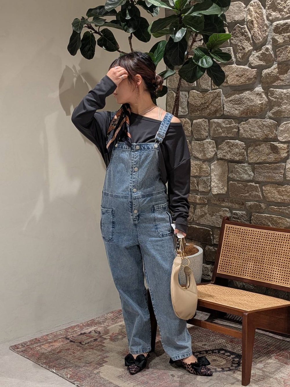 「大人カジュアル、キッズ服、サロペット、BAYFLOWJEANS_BAYFLOW、ロンT、パンプス、ラフ、ベイフローのデニム _BAYFLOW、ヘルシー、スカーフ、ヘアアレンジ、ママコーデ、メガネ女子、きれいめカジュアル、おでかけ」｜「BAYFLOWの[足にフィットする]フレフィットリボンミュール（パンプス、その他）」を使った、sunabfさん（レディース・148cm）の春コーディネートの1枚目の写真