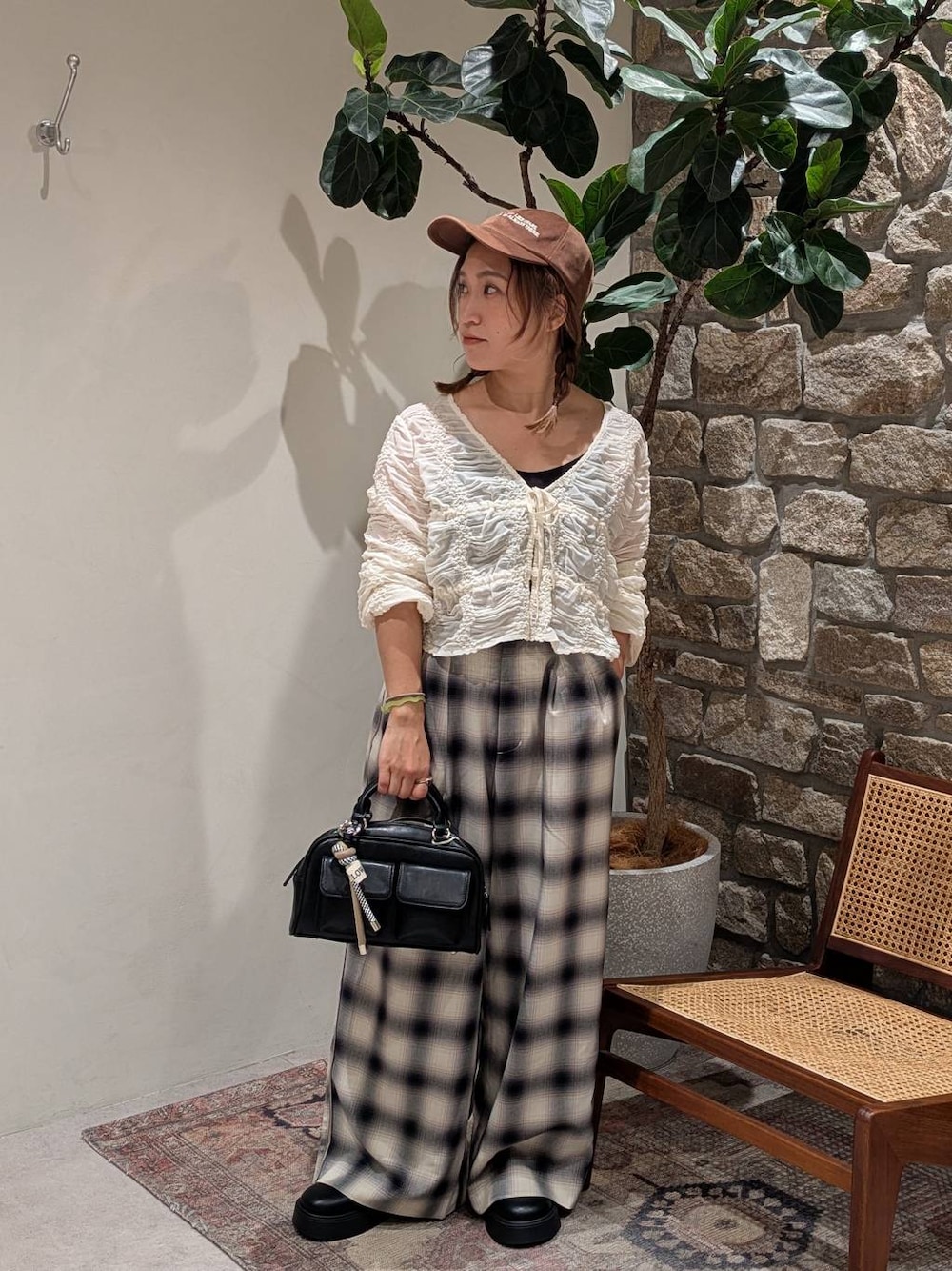 「低身長、差し色コーデ、個性派、カーディガン、シアートップス、カップ付きインナー、チェックパンツ、チェック、ワイドパンツ、ボストンバッグ、サンダル、キャップ、フェミニン、ラフ、カジュアル」｜「BAYFLOWの[500mlのペットボトルが入る]チャーム付きＷポケットボストン（ボストンバッグ、ブラック系）」を使った、sunabfさん（レディース・148cm）の秋コーディネートの1枚目の写真