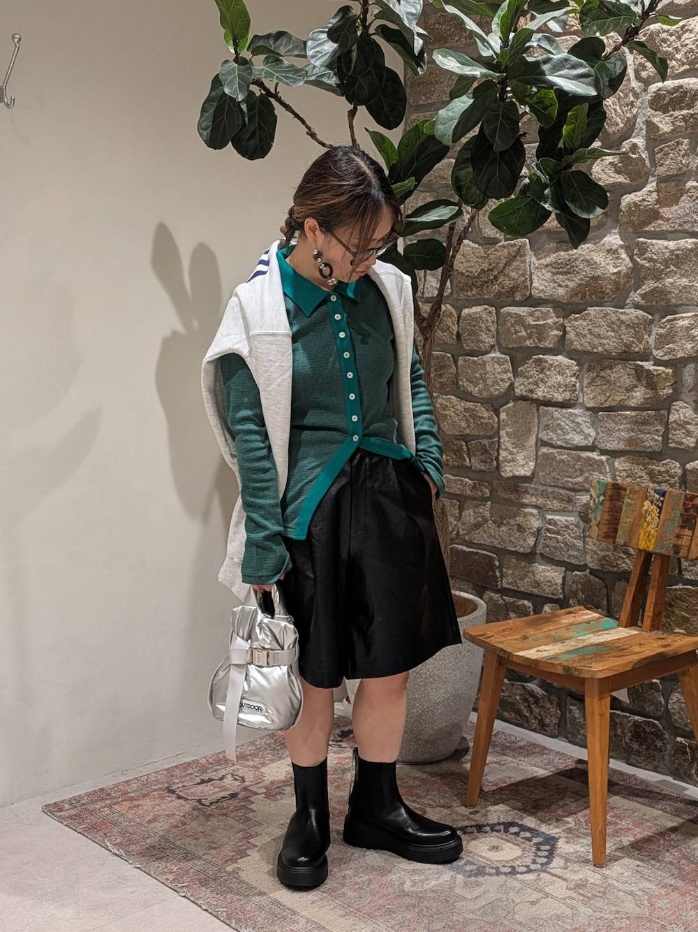 グリーン系のTシャツ/カットソー、ベージュ系のスウェット、ブラック系のブーツを着用したレディースの秋コーディネートの1枚目の写真