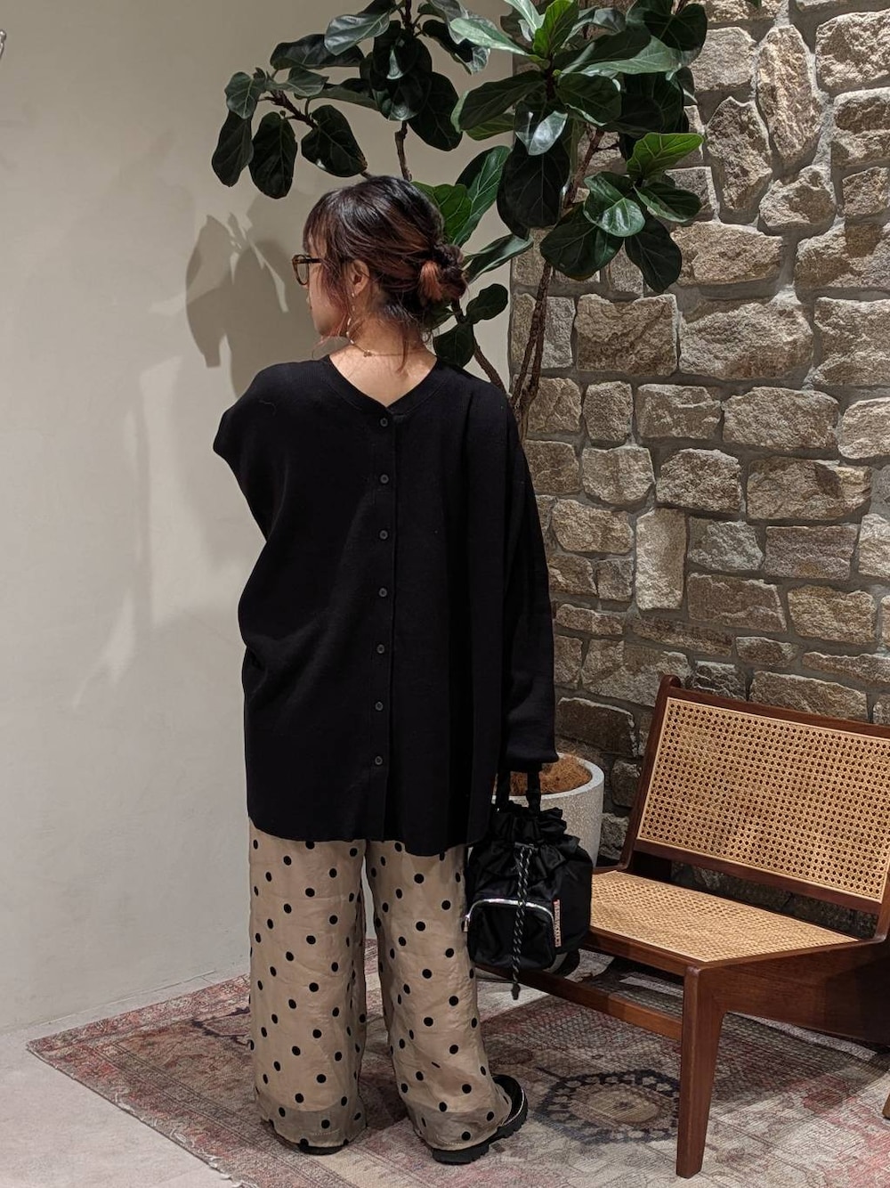 「低身長、差し色コーデ、個性派、オーバーサイズ、カーディガン、ワイドパンツ、透けにくい、ローファー、バッグ、ラフ、ヘルシー、カジュアル、HEREIAM、BAYFLOW、メガネ女子」｜「HEREIAMの【HEREIAM】ワッフル2WAYカーディガン（カーディガン/ボレロ、ブラック系）」を使った、sunabfさん（レディース・148cm）の春コーディネートの1枚目の写真