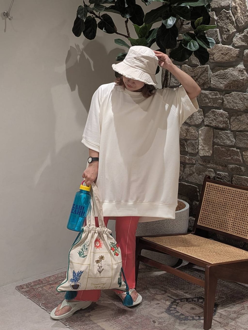 「低身長、差し色コーデ、個性派、オーバーサイズ、ゆったり、体型カバー、ママコーデ、キッズ服、スウェット、レギンスパンツ、サンダル、バッグ、バケットハット、キャンプ、アウトドア」｜「BAYFLOWの[大容量!]BF TYPO Ｗボトル1000ml（水筒、ブルー系）」を使った、sunabfさん（レディース・148cm）の春コーディネートの1枚目の写真