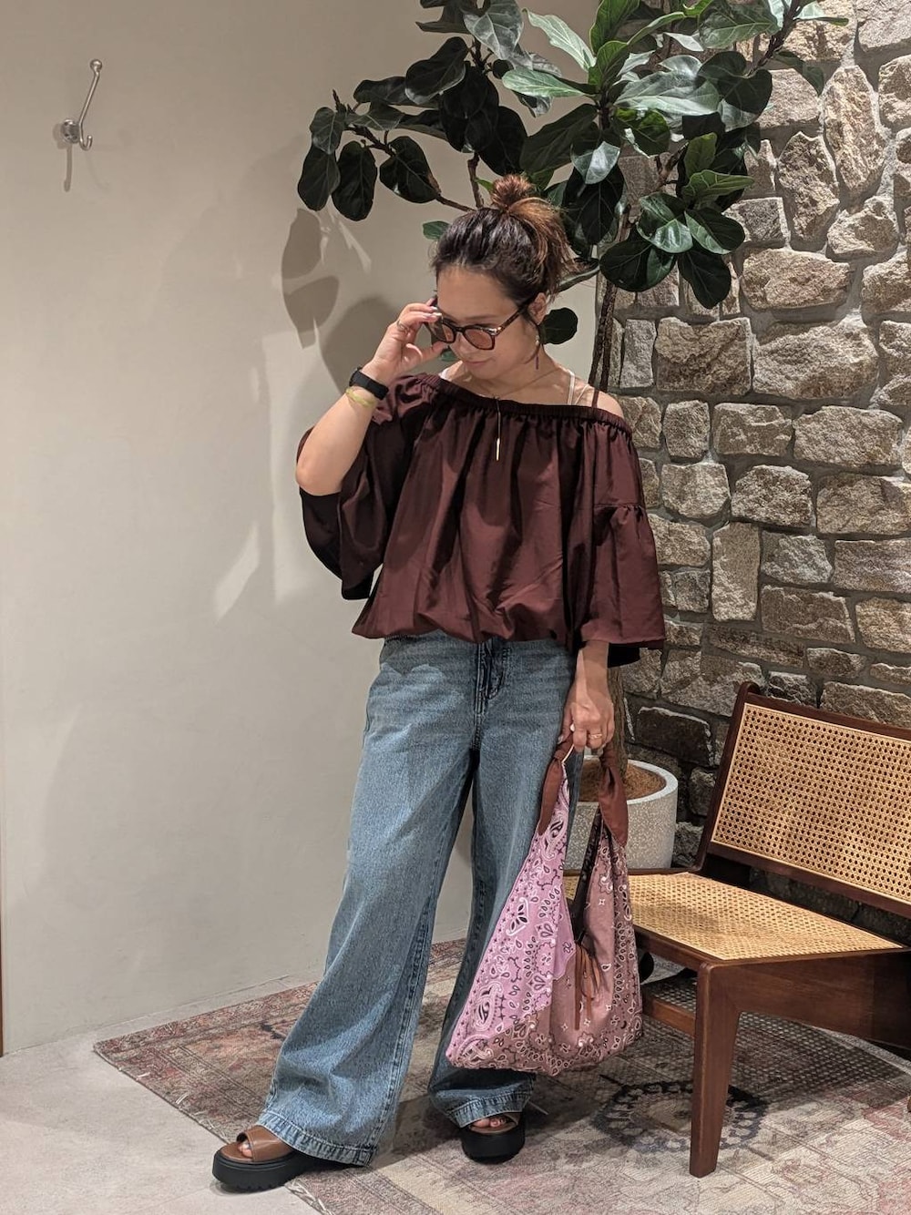 ブルー系のデニムパンツ、ブラウン系のシャツ/ブラウス、ブラウン系のサンダルを着用したレディースの夏コーディネートの1枚目の写真