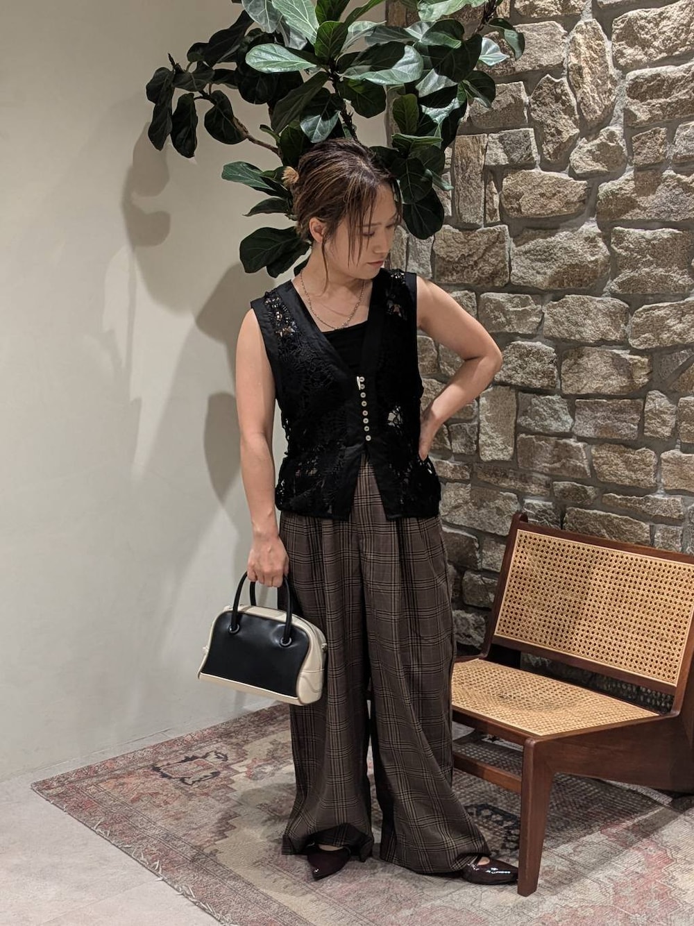 レッド系のその他シューズ、ブラウン系のその他パンツ、ブラック系のベストを着用したレディースの夏コーディネートの1枚目の写真