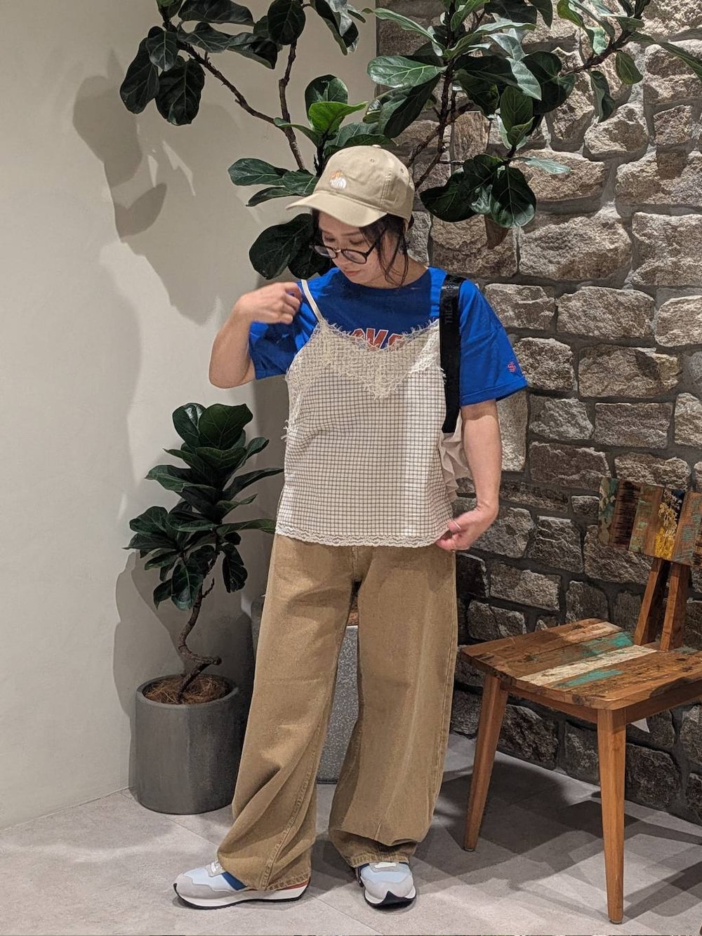 ホワイト系のキャミソール、イエロー系のデニムパンツ、ブルー系のTシャツ/カットソーを着用したレディースの夏コーディネートの1枚目の写真