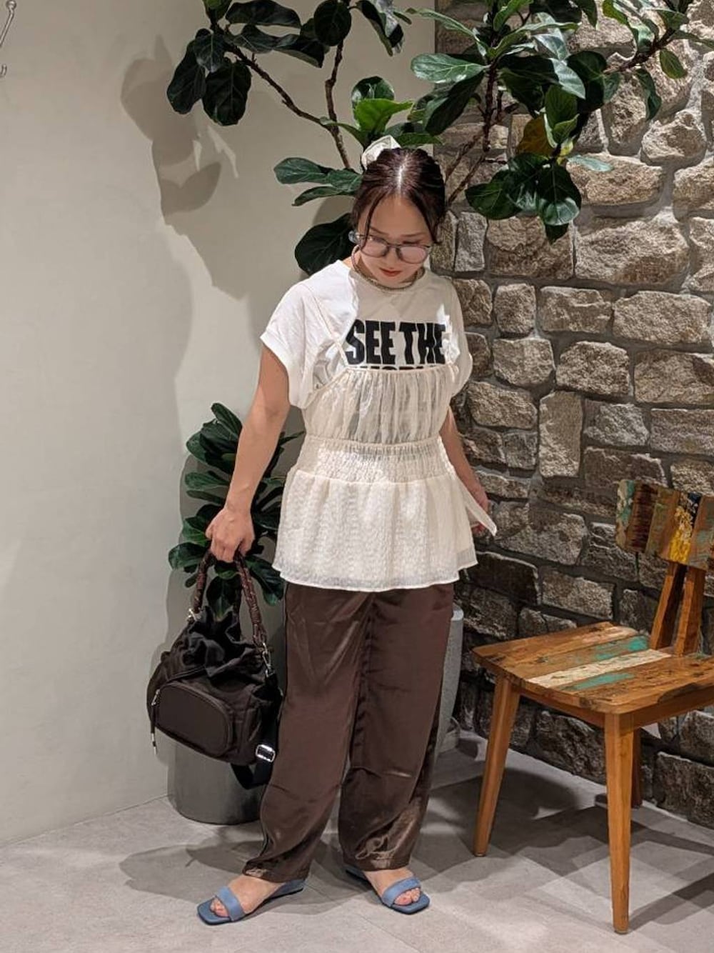 ホワイト系のTシャツ/カットソー、ブラウン系のその他パンツ、ホワイト系のシャツ/ブラウスを着用したレディースの夏コーディネートの1枚目の写真