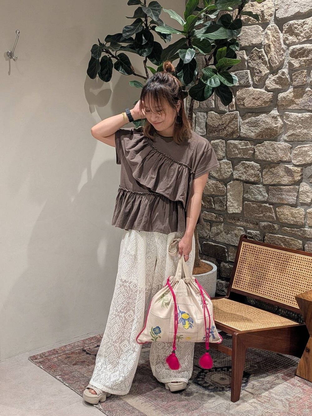 ピンク系のトートバッグ、ホワイト系のその他パンツ、ブラウン系のTシャツ/カットソーを着用したレディースの夏コーディネートの1枚目の写真