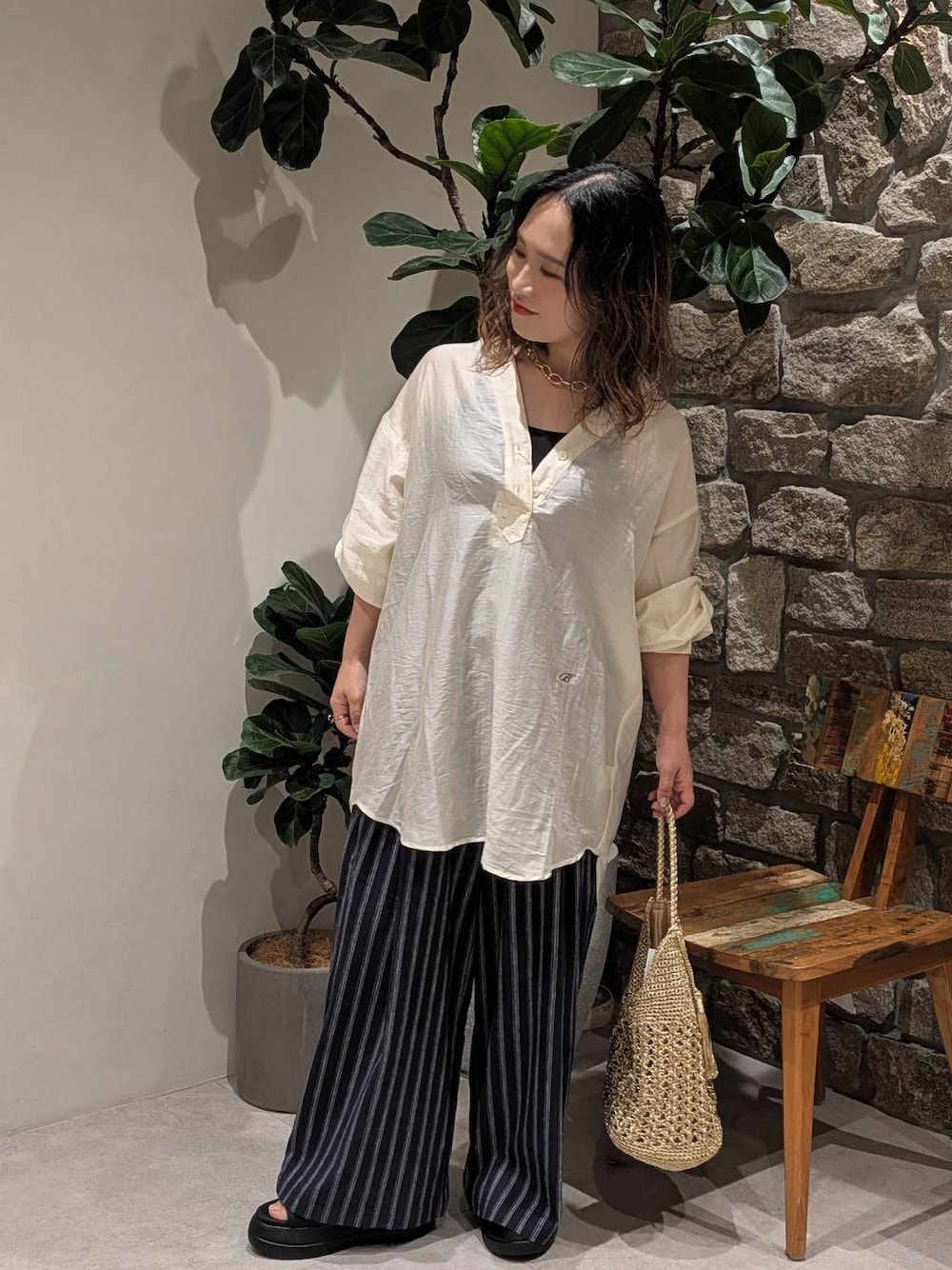 ブルー系のその他パンツ、ブラック系のサンダル、ゴールド系のショルダーバッグを着用したレディースの夏コーディネートの1枚目の写真