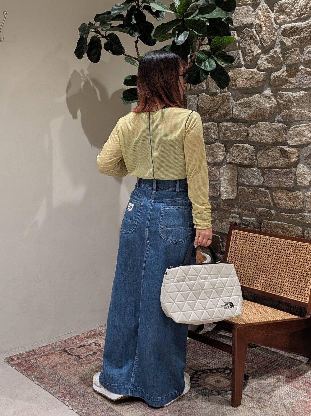 イエロー系のTシャツ/カットソー、ホワイト系のトートバッグ、ベージュ系のスニーカーを着用したレディースの春コーディネートの1枚目の写真