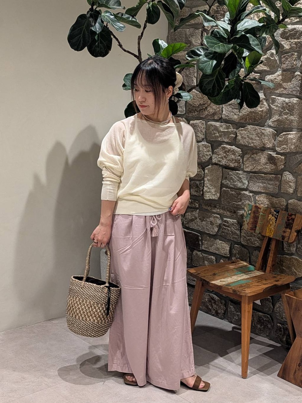 ブラウン系のかごバッグ、パープル系のその他パンツ、ブラウン系のサンダルを着用したレディースの春コーディネートの1枚目の写真