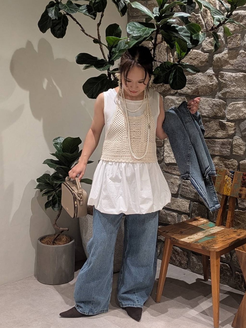 ブラウン系のパンプス、ブルー系のデニムパンツ、ホワイト系のTシャツ/カットソーを着用したレディースの夏コーディネートの1枚目の写真