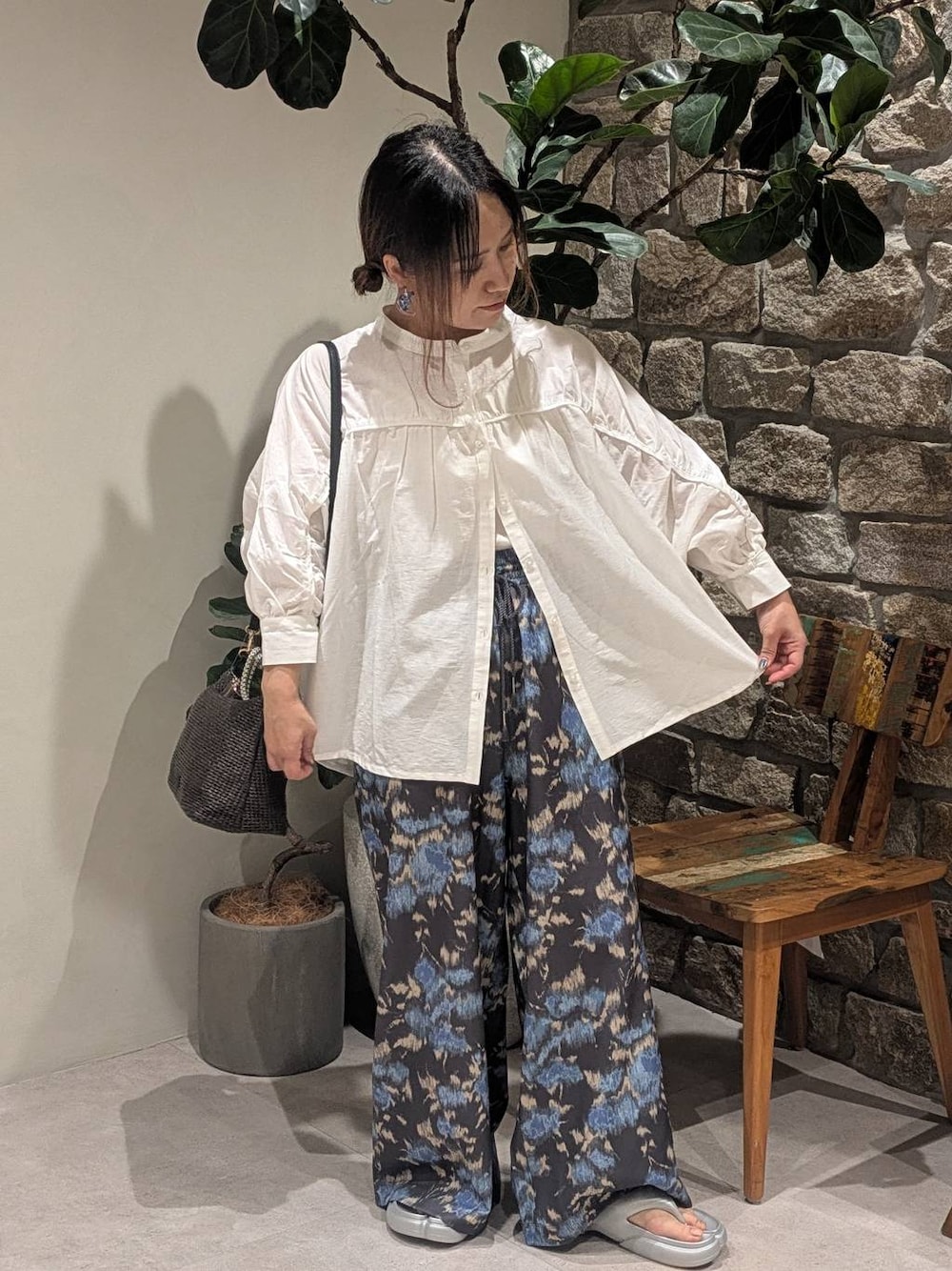 グレー系のサンダル、グレー系のショルダーバッグ、ブラック系のその他パンツを着用したレディースの春コーディネートの1枚目の写真