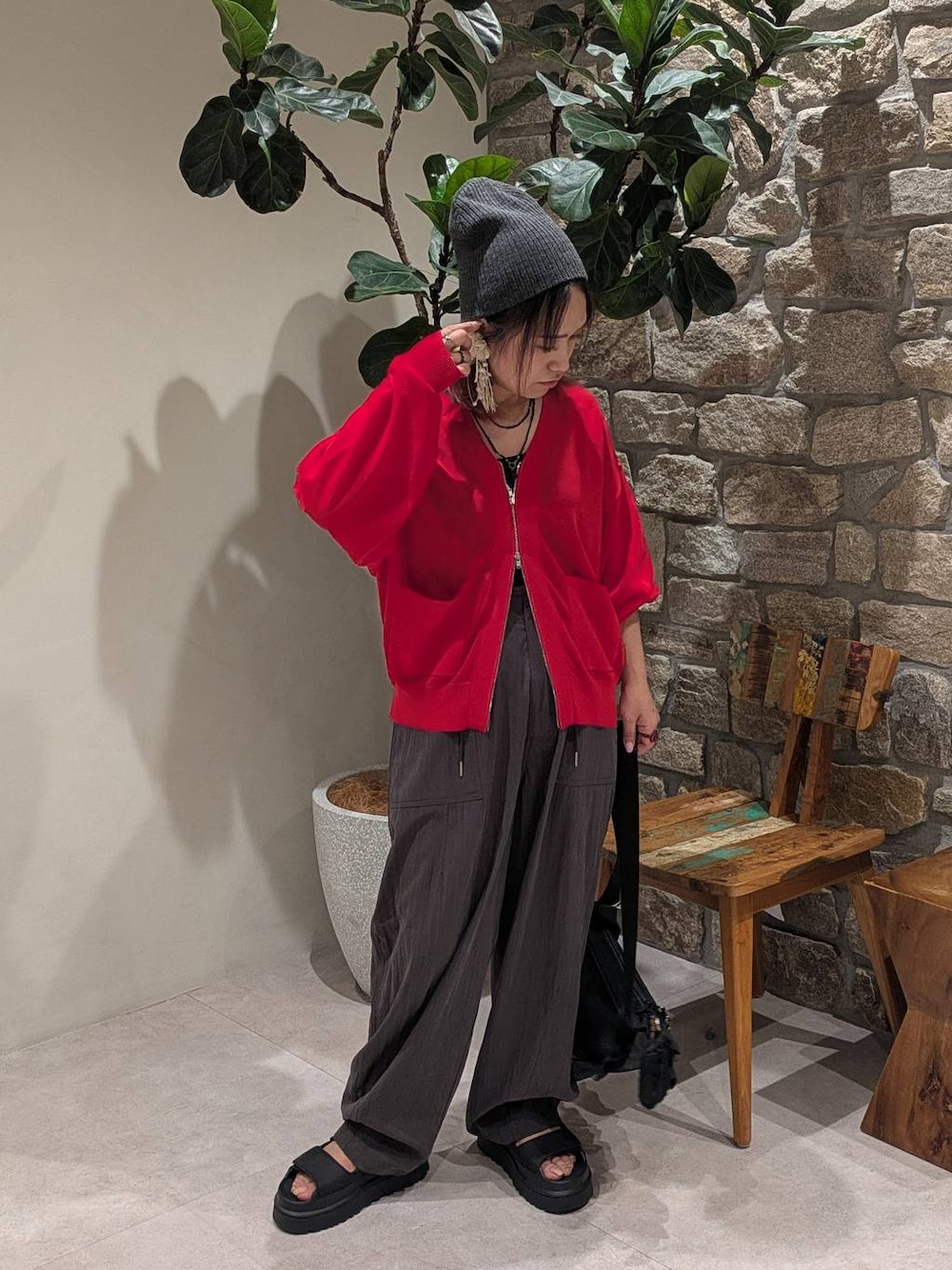 レッド系のカーディガン/ボレロ、ブラック系のサンダル、グレー系のその他パンツを着用したレディースの春コーディネートの1枚目の写真