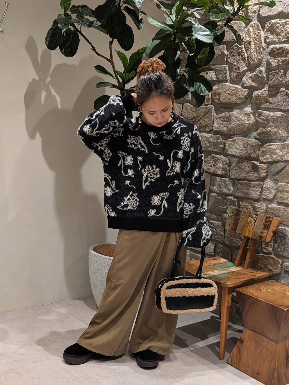 ブラック系のハンドバッグ、グリーン系のその他パンツ、ブラック系のニット/セーターを着用したレディースの秋コーディネートの1枚目の写真