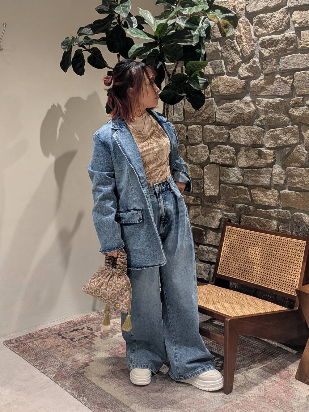 グレー系のハンドバッグ、ホワイト系のスニーカー、ホワイト系のTシャツ/カットソーを着用したレディースの冬コーディネートの1枚目の写真