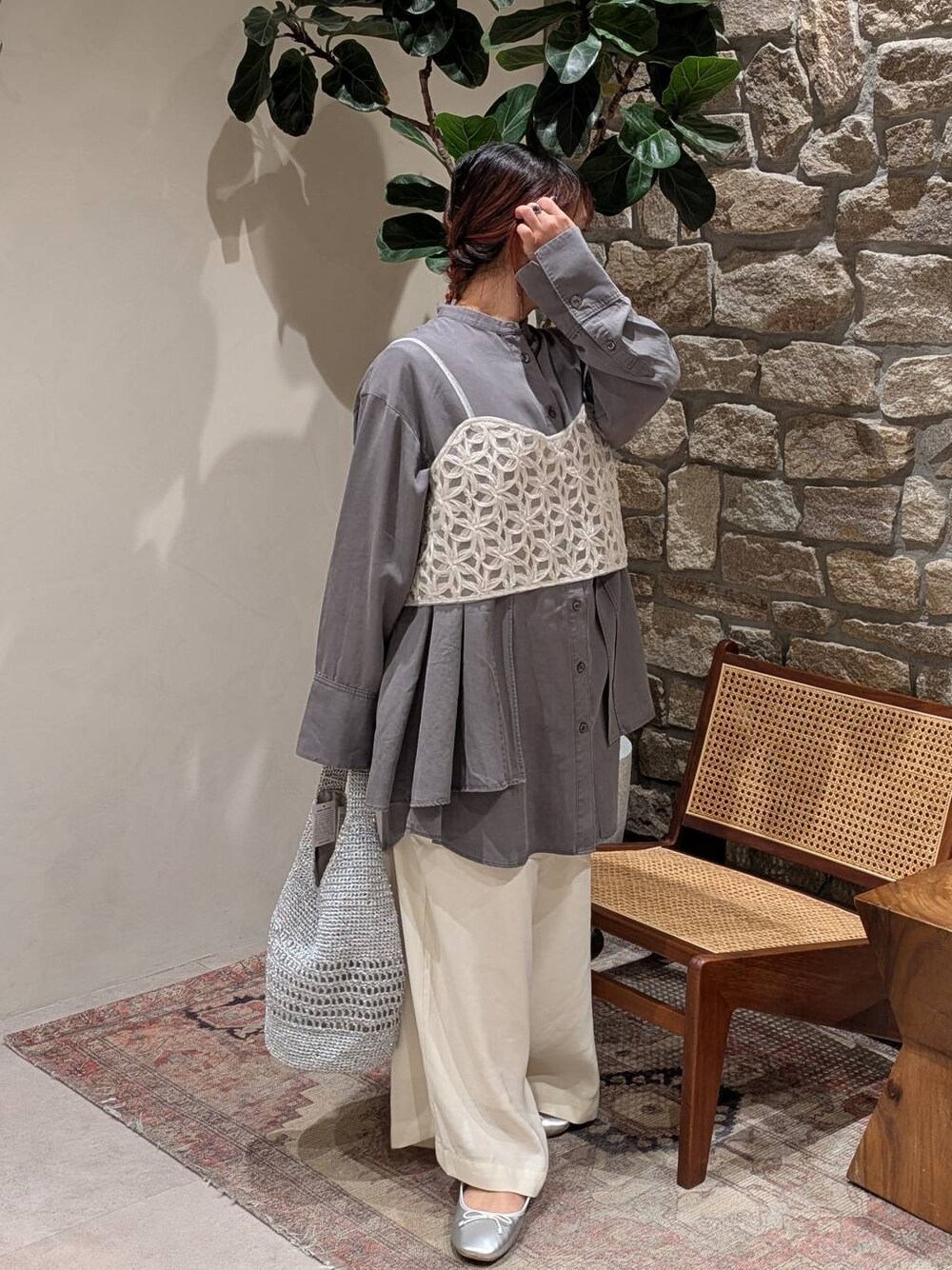 シルバー系のバレエシューズ、ホワイト系のその他パンツ、グレー系のチュニックを着用したレディースの冬コーディネートの1枚目の写真