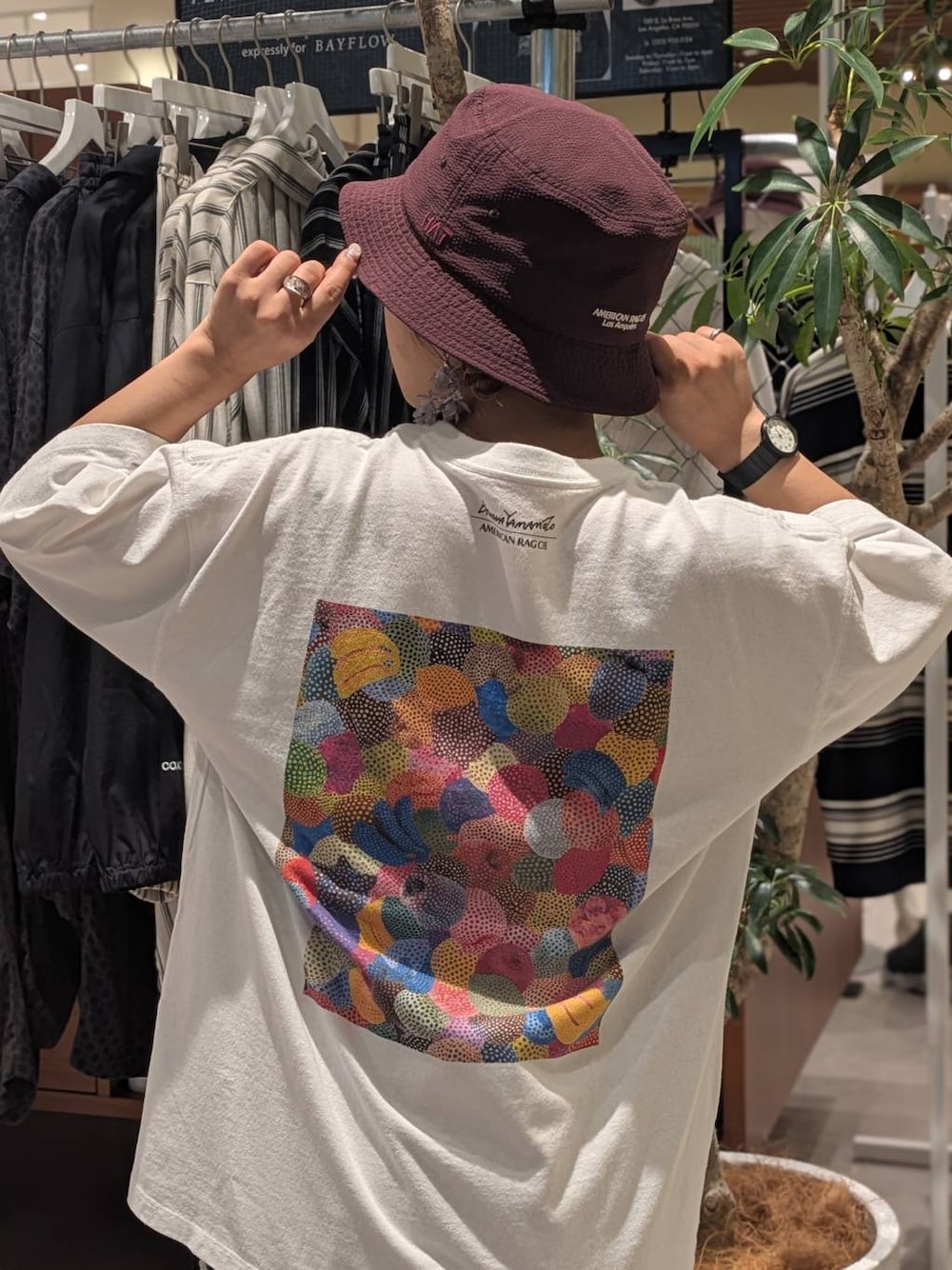 ホワイト系のTシャツ/カットソー、レッド系のハットを着用したレディースの夏コーディネートの1枚目の写真
