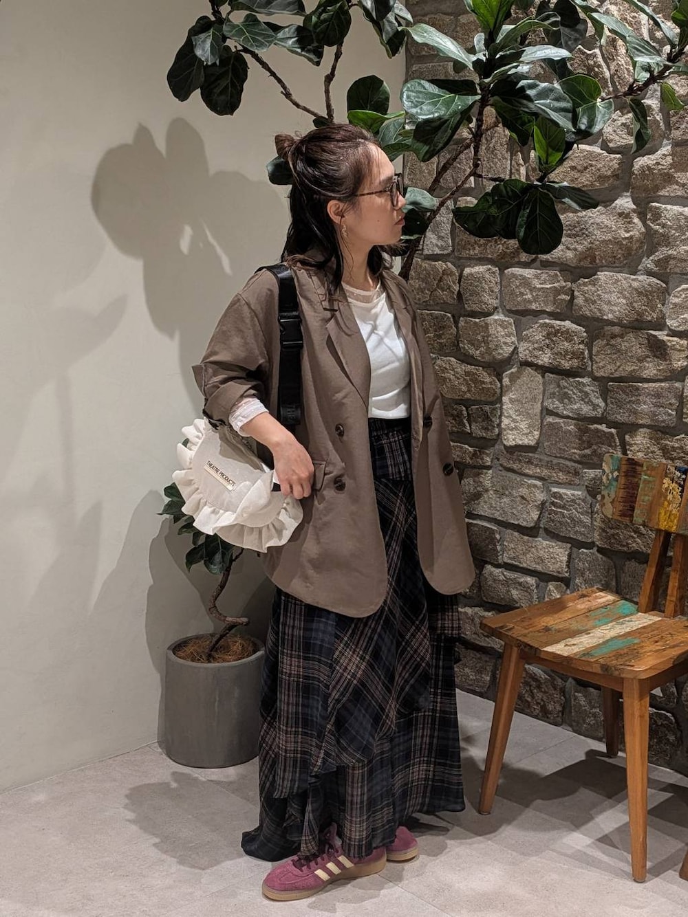 ブラウン系のテーラードジャケット、ホワイト系のTシャツ/カットソー、ブルー系のスカートを着用したレディースの夏コーディネートの1枚目の写真