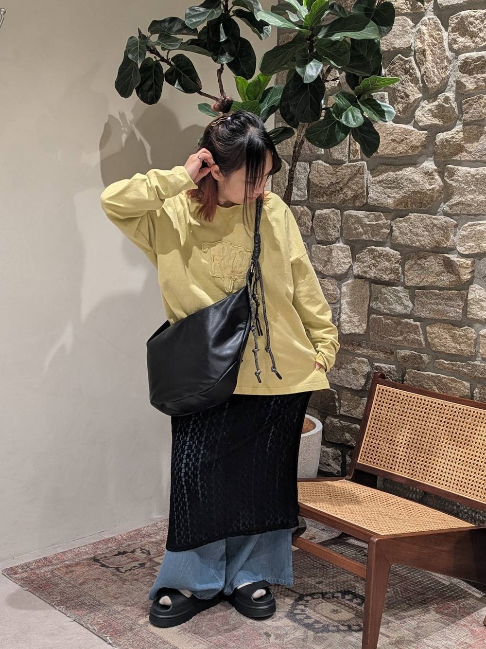 ブラック系のサンダル、ブラック系のショルダーバッグ、ブラック系のスカートを着用したレディースの春コーディネートの1枚目の写真