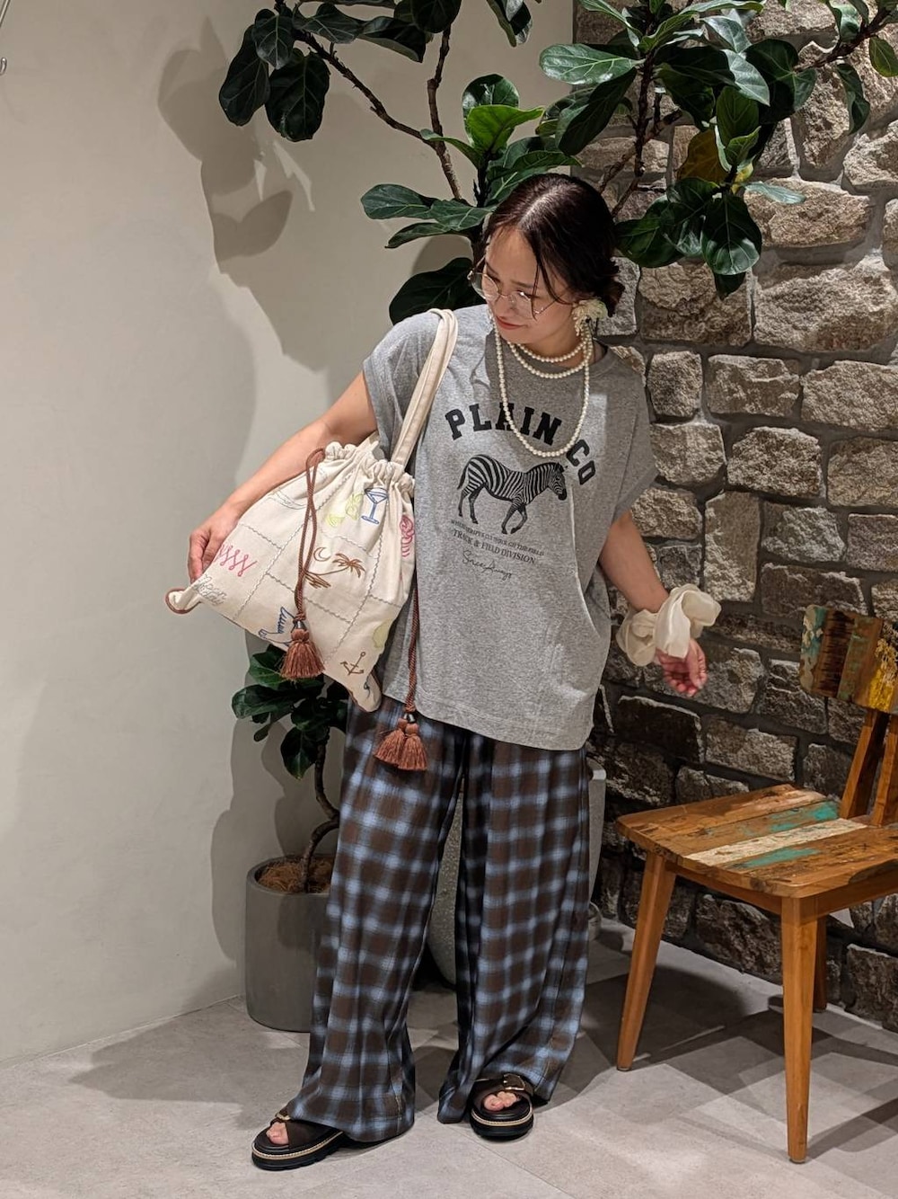 グレー系のTシャツ/カットソー、ブルー系のその他パンツ、ブラウン系のサンダルを着用したレディースの夏コーディネートの1枚目の写真