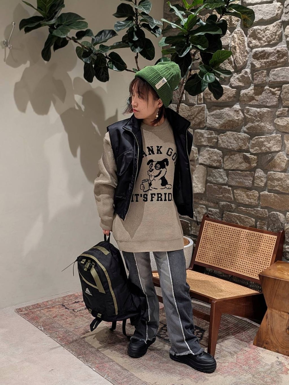 ベージュ系のニット/セーター、ブラック系のデニムパンツ、ブラック系のスニーカーを着用したレディースの冬コーディネートの1枚目の写真