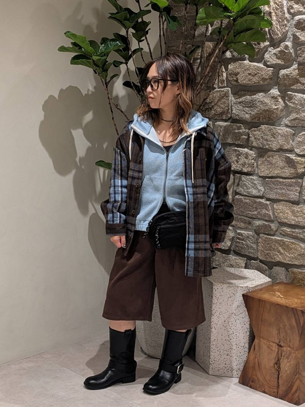 ブルー系のパーカー、ブラウン系のその他パンツ、ブラック系のブーツを着用したレディースの秋コーディネートの1枚目の写真