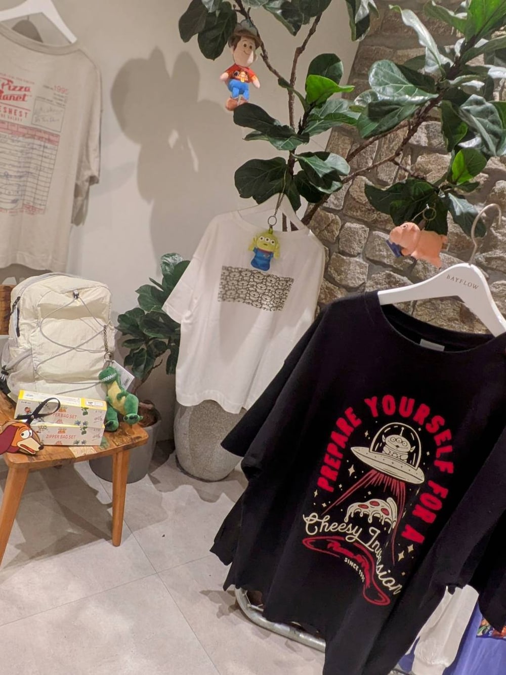 ホワイト系のTシャツ/カットソー、ブラック系のTシャツ/カットソー、ベージュ系のTシャツ/カットソーを着用したレディースの夏コーディネートの1枚目の写真