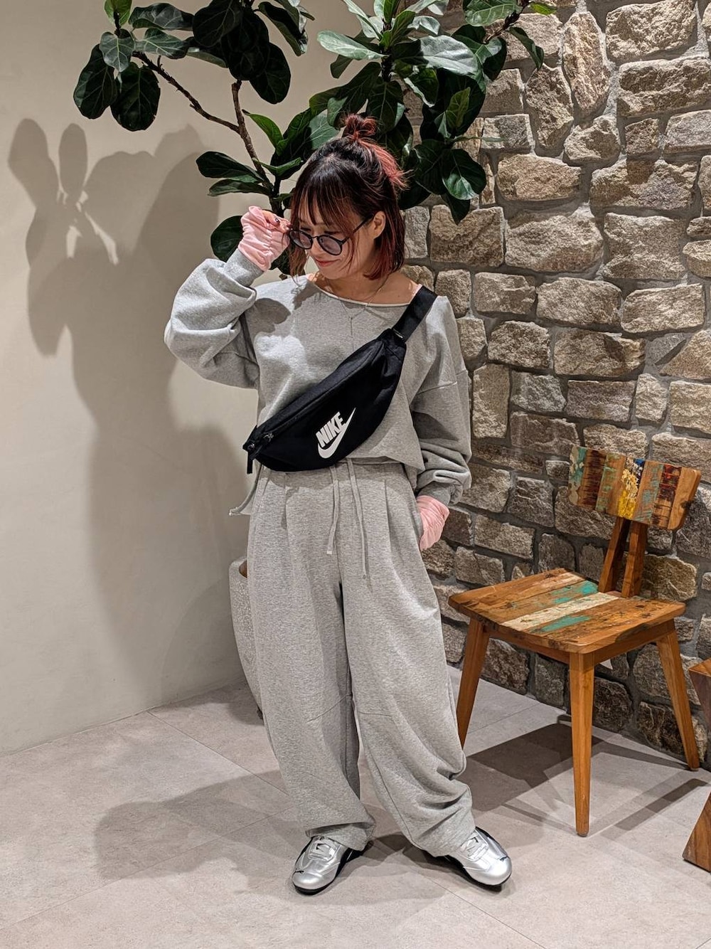 グレー系のスニーカー、グレー系のスウェット、グレー系のその他パンツを着用したレディースの冬コーディネートの1枚目の写真