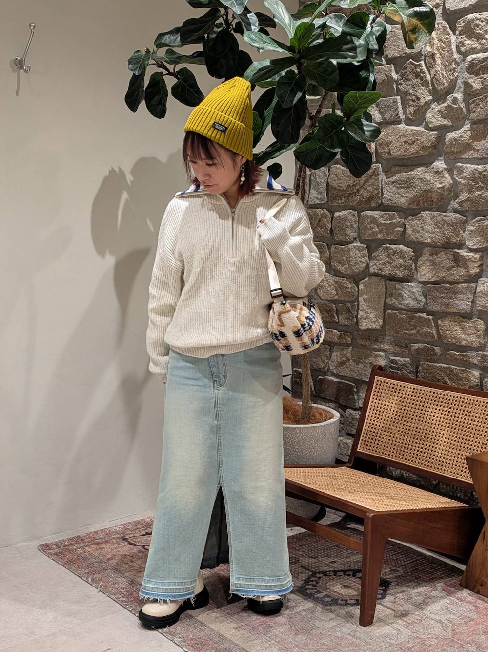 「低身長、差し色コーデ、個性派、春色、ニット、ニット帽、スカート、BAYFLOWJEANS_BAYFLOW、BAYFLOW、カジュアル、ラフ、ゆったり、スポーティ、体型カバー、ママコーデ」｜「BAYFLOWの【スタッフ企画】デニムスカート／YOU are YOU（デニムスカート、ブルー系）」を使った、sunabfさん（レディース・148cm）の冬コーディネートの1枚目の写真