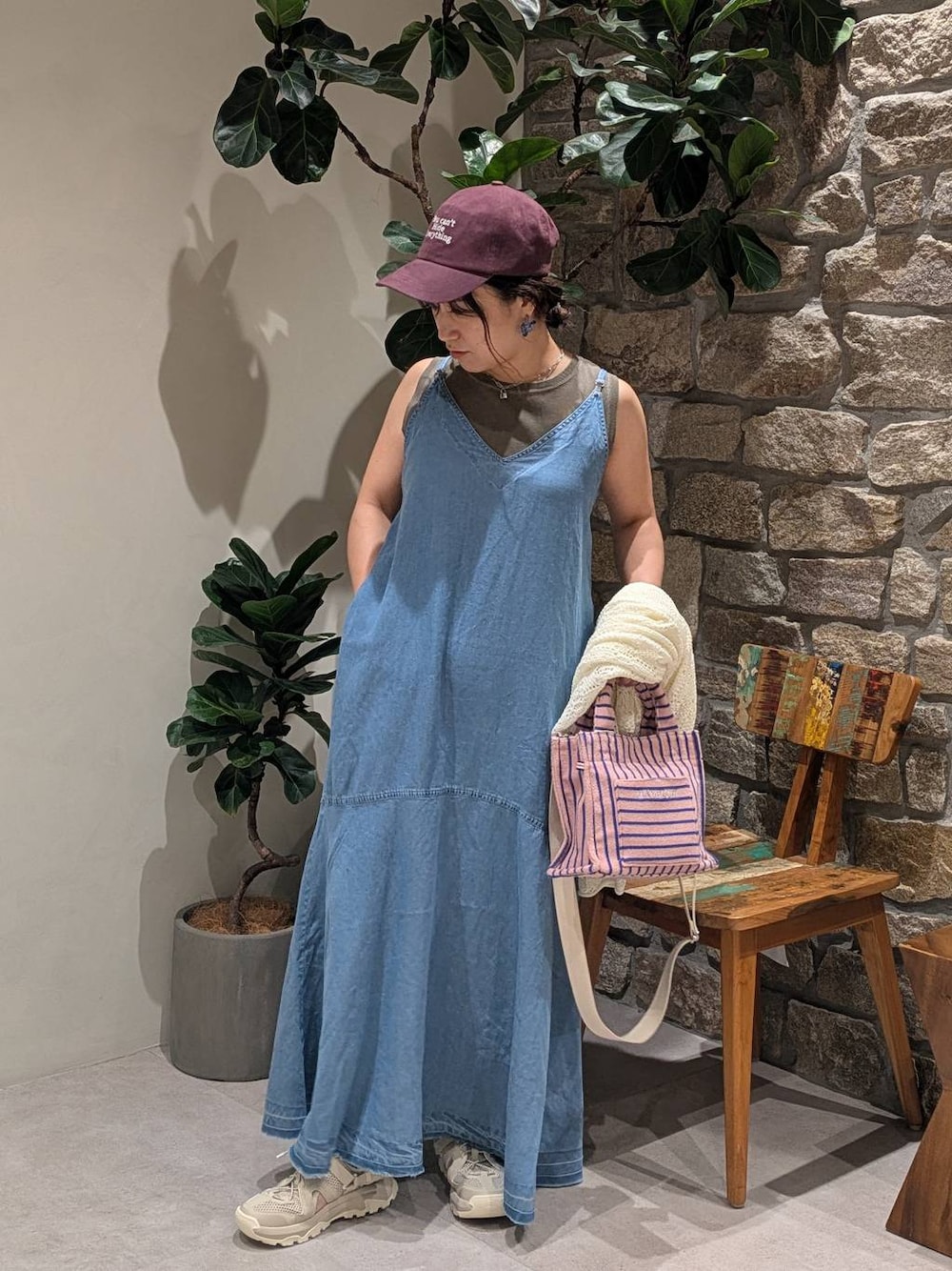ベージュ系のサンダル、ピンク系のトートバッグ、ブラウン系のTシャツ/カットソーを着用したレディースの夏コーディネートの1枚目の写真