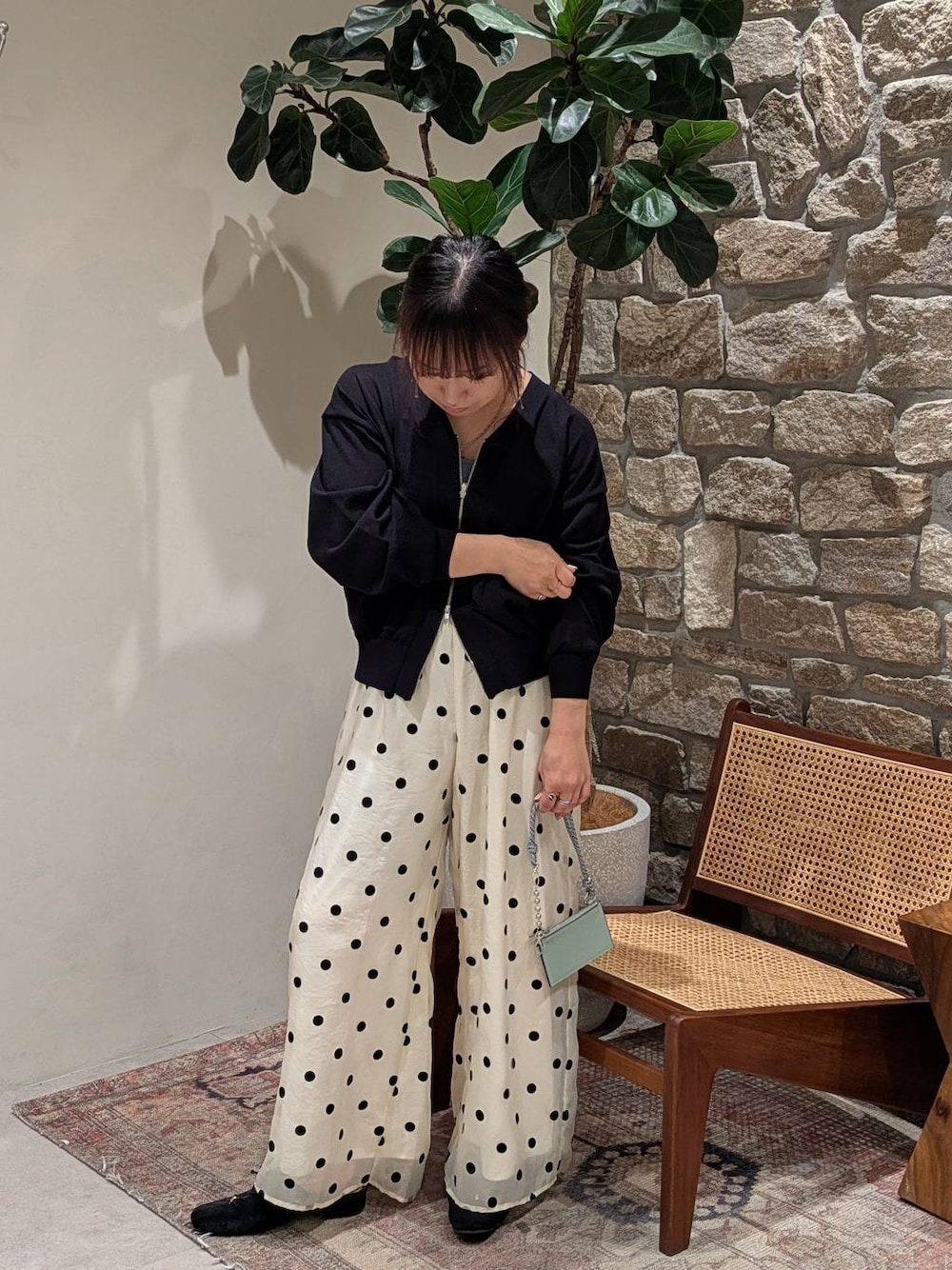 「春夏コーデ、低身長、差し色コーデ、個性派、シンプルコーデ、フェミニン、ガーリー、ラフ、きれいめ、デート/ロマンティック、おでかけ、シアートップス、ワイドパンツ、キャミソール、カップ付きインナー」｜「bijorieの【bijorie】カップ付きバッククロスキャミ／NEW BASIC 25SS（インナーウェア/肌着、ブルー系）」を使った、sunabfさん（レディース・148cm）の春コーディネートの1枚目の写真
