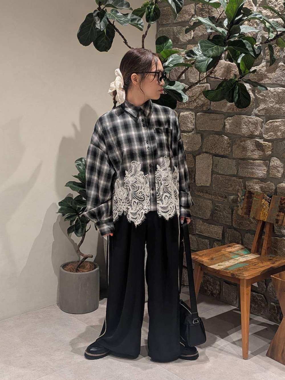 ブラック系のその他パンツ、ブラック系のシャツ/ブラウス、ブラック系のショルダーバッグを着用したレディースの夏コーディネートの1枚目の写真