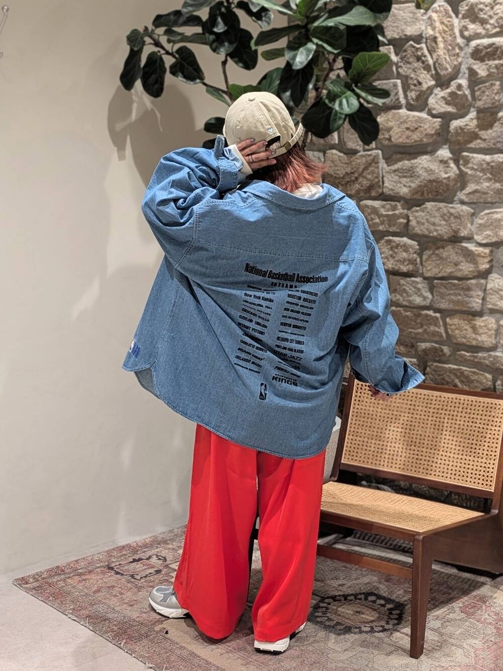 「低身長、差し色コーデ、個性派、メンズライク、シャツ、BAYFLOW、BAYFLOWJEANS_BAYFLOW、ワイドパンツ、カラーパンツ、スウェット、キャップ、軽量、春コーデ、春色、春服みてみて」｜「BAYFLOWのピグメントハートCAP（キャップ、ベージュ系）」を使った、sunabfさん（レディース・148cm）の冬コーディネートの1枚目の写真