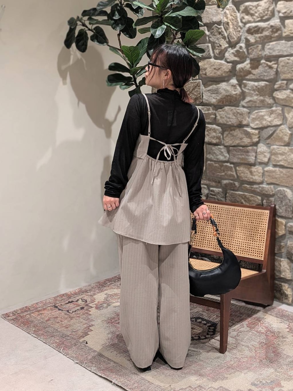 ブラック系のパンプス、ブラック系のTシャツ/カットソー、ベージュ系のその他パンツを着用したレディースの冬コーディネートの1枚目の写真