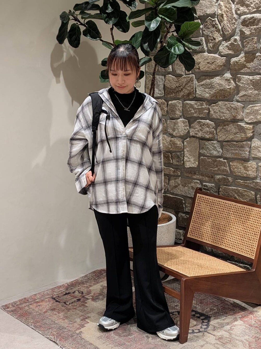 ブラック系のTシャツ/カットソー、ブラック系のその他パンツ、グレー系のスニーカーを着用したレディースの冬コーディネートの1枚目の写真