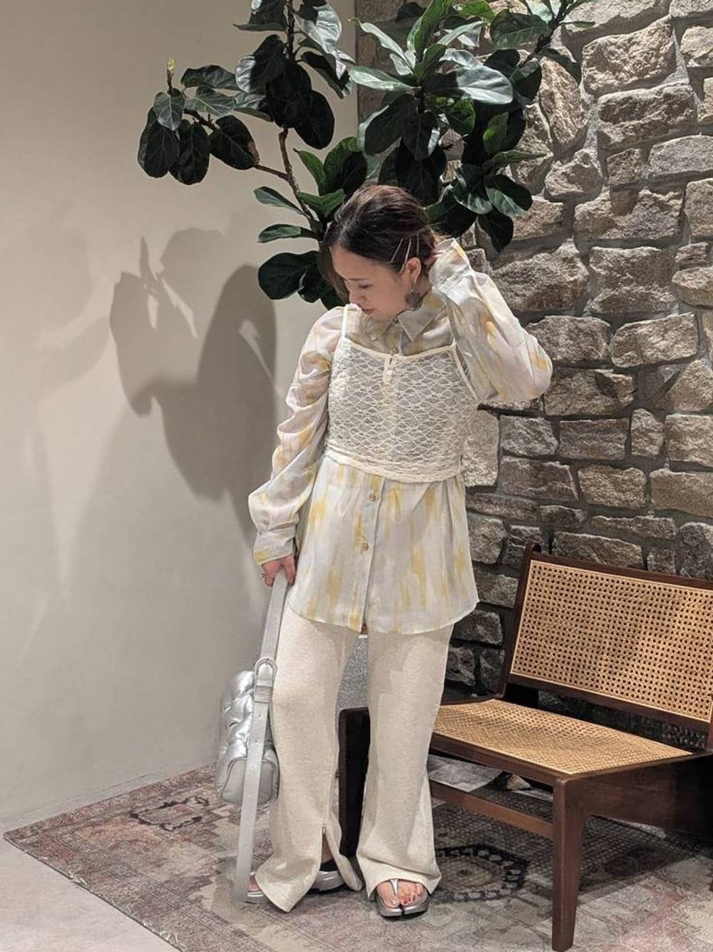 シルバー系のサンダル、シルバー系のショルダーバッグ、ベージュ系のその他パンツを着用したレディースの夏コーディネートの1枚目の写真