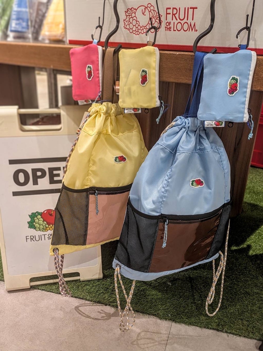 イエロー系のハンドバッグ、ブルー系のハンドバッグ、ピンク系のコインケースを着用したレディースの夏コーディネートの1枚目の写真