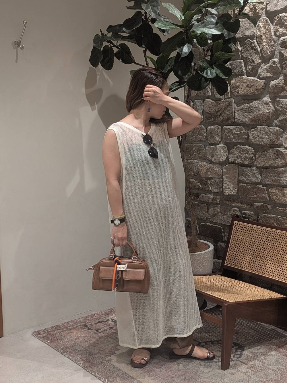 ブラウン系のその他パンツ、ブラウン系のサンダル、ホワイト系のワンピースを着用したレディースの夏コーディネートの1枚目の写真