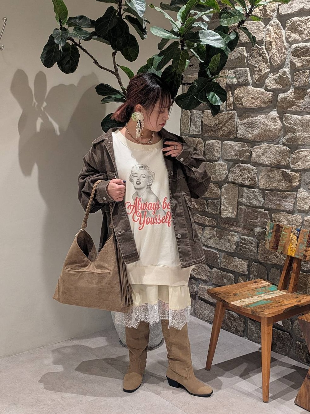 ベージュ系のトートバッグ、ベージュ系のブーツ、ベージュ系のスウェットを着用したレディースの冬コーディネートの1枚目の写真