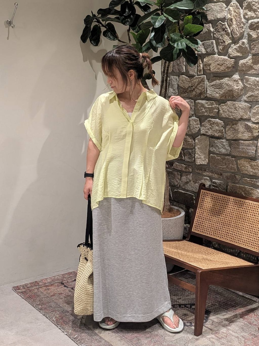 「低身長、差し色コーデ、個性派、シンプル、カジュアル、ナチュラル、トートバッグ、ブラウス、シャツ、サンダル、着痩せ・細見え、体型カバー、ベイフローのシアーアイテム_BAYFLOW、きれいめカジュアル、BAYFLOW」｜「BAYFLOWの[A4サイズ収納可能]ペーパー巾着トート（トートバッグ、ベージュ系）」を使った、sunabfさん（レディース・148cm）の春コーディネートの1枚目の写真