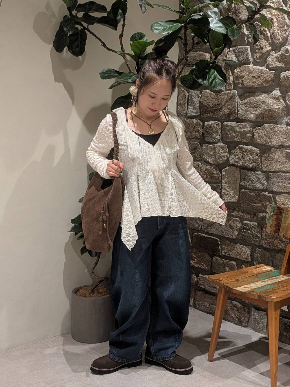 ブルー系のデニムパンツ、ホワイト系のシャツ/ブラウス、ブラウン系のローファーを着用したレディースの夏コーディネートの1枚目の写真
